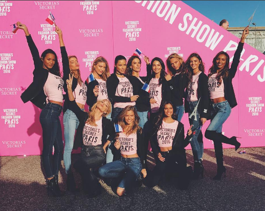 Modelos chegam a Paris para o desfile Victoria’s Secret 2016