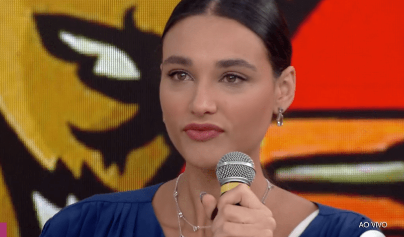 Débora Nascimento chora ao lembrar da angústia de ser assediada em um voo