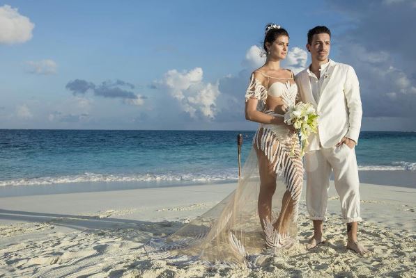 <span>Com vestido assinado pela Água de Coco, Isabelli Fontana se casou com Di Ferrero nas Ilhas Maldivas em 2016. Os looks dos noivos foi todo branco e bem descontraído, apropriado para o local.</span>
