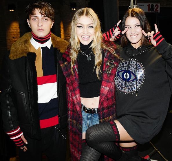Gigi, Bella e Anwar Hadid desfilam juntos pela Tommy Hilfiger