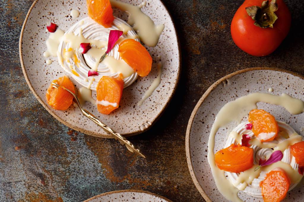 Caqui Caramelado com Suspiro e Creme de Cachaça