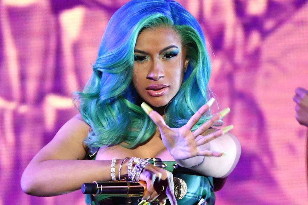 Cardi B finalmente mostrou o cabelo natural e ele é GLORIOSO