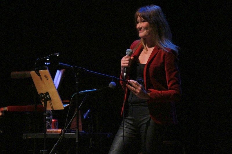 Carla Bruni se apresenta em São Paulo na presença da família e de famosos