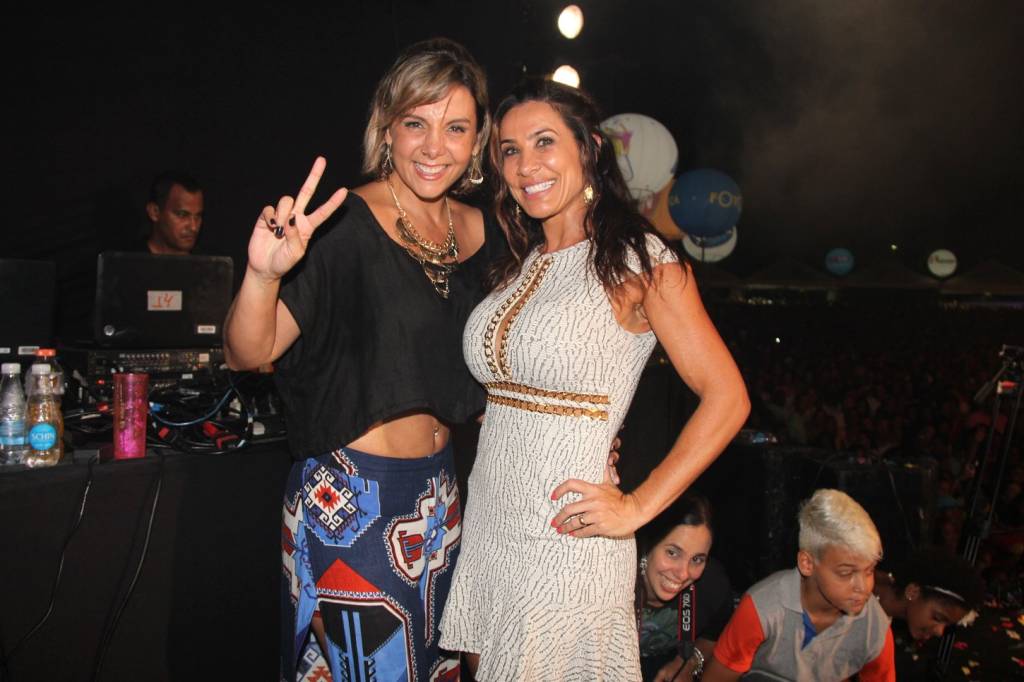 Carla Perez e Scheila Carvalho dançam juntas em Salvador