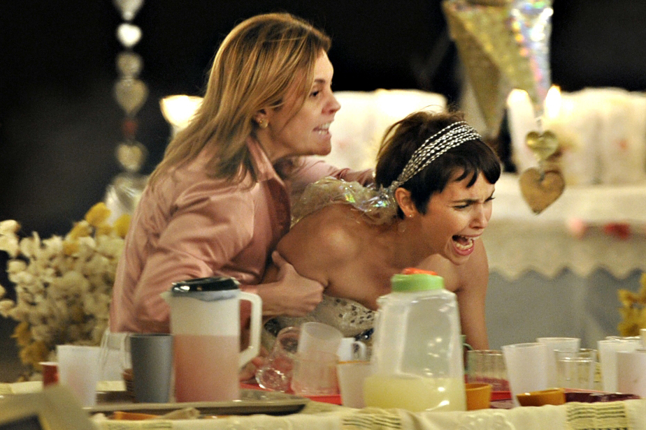 Carminha (Adriana Esteves) e Nina (Débora Falabella), em 