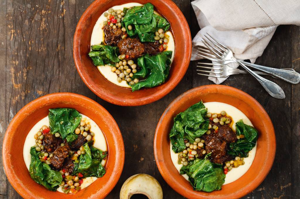 Carne de panela com creme de mandioca