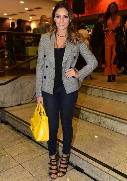 <strong>06.12.16 // Jennifer Aniston</strong> - Fã de looks pretos, a eterna Rachel de <em>Friends </em>elegeu um macacão de um ombro só do estilista Brandon Maxwell para a première de seu novo filme,<em> A Última Ressaca do Ano</em>. Os maxibrincos e o mix de pulseiras acrescentou um pouco de brilho à produção. <strong>06.12.16 // Jennifer Aniston</strong> - Fã de looks pretos, a eterna Rachel de <em>Friends </em>elegeu um macacão de um ombro só do estilista Brandon Maxwell para a première de seu novo filme,<em> A Última Ressaca do Ano</em>. Os maxibrincos e o mix de pulseiras acrescentou um pouco de brilho à produção.