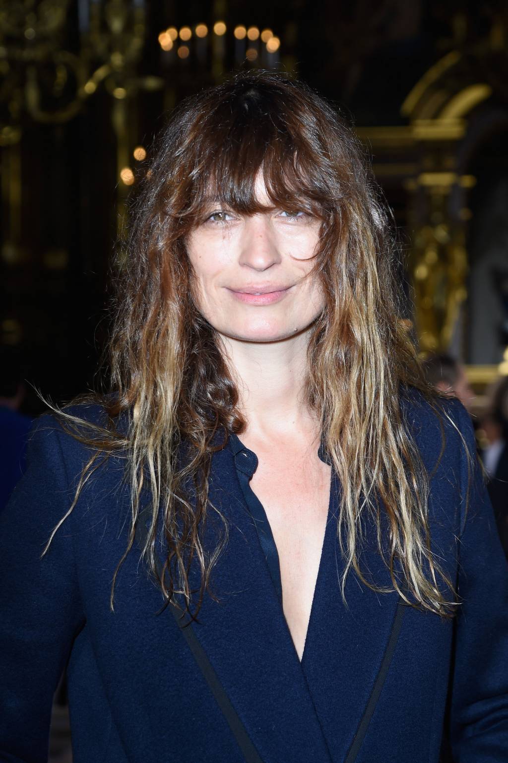 Vídeo irônico mostra como ser MESMO uma parisiense por Caroline de Maigret