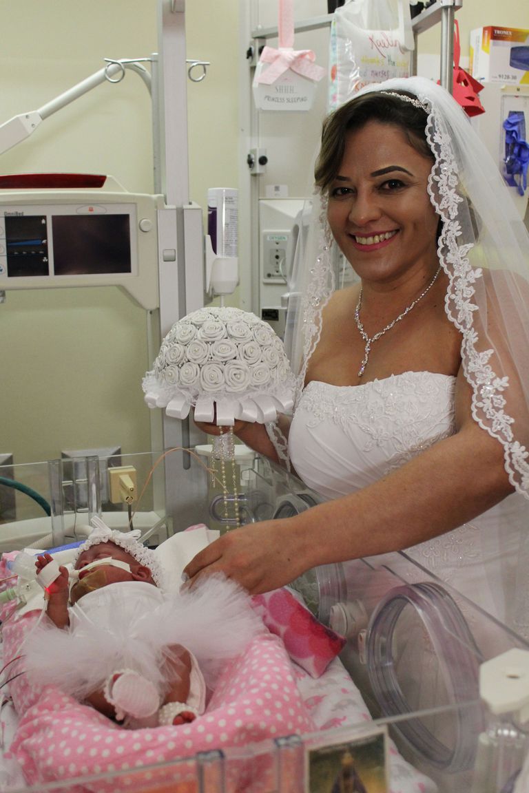 Homem e mulher se casam na UTI junto da filha que nasceu prematura