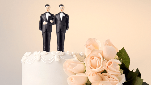 Casal de homens em cima de bolo de casamento Casal de homens em cima de bolo de casamento