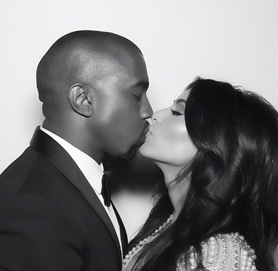 Kim Kardashian e Kanye West completam um ano de casados e revelam fotos inéditas