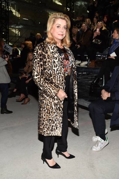 Catherine Deneuve no desfile da Saint Laurent