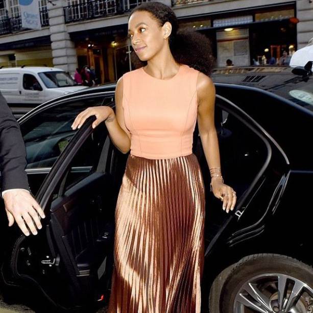 <strong>Solange Knowles</strong> veste <strong>Barbara Casasola</strong>. A estilista, integrante do line up da <em>London Fashion Week</em>, vestiu a estilosíssima cantora recentemente.
