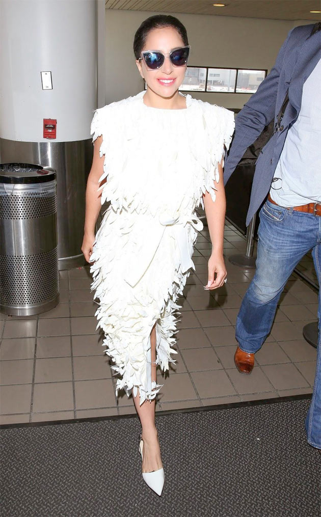 <strong>Lady Gaga</strong> veste <strong>Lenny Niemeyer</strong>. O vestido branco, da coleção de Verão 2016, foi escolhido para um passeio em Nova York.