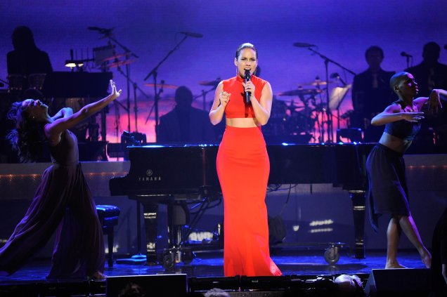 <strong>Alicia Keys</strong> veste <strong>Osklen</strong>. A cantora investiu em um conjunto vermelho assinado por Oskar Metsavaht para uma apresentação no BET Honors 2013.