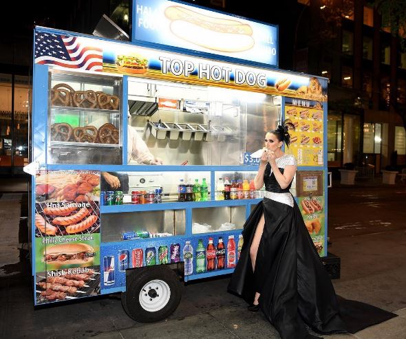 Pós Met Gala fazendo aquela boquinha no food truck mais perto. Pós Met Gala fazendo aquela boquinha no food truck mais perto.