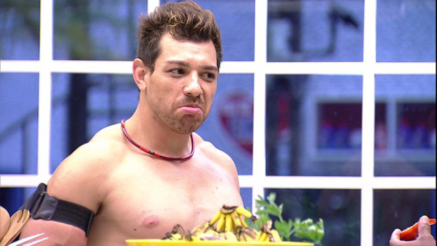 Cézar está na mira do líder Luan e deve ir ao paredão de carnaval