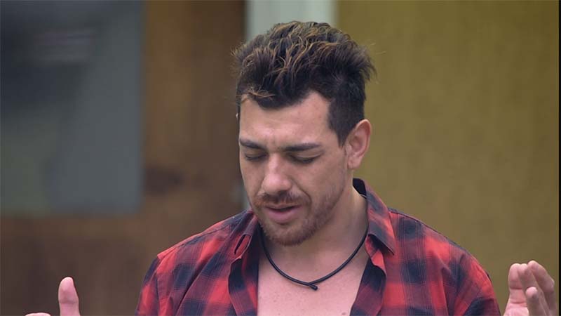 Em dia decisivo, Rafael mostra tensão e Cézar reza no BBB15