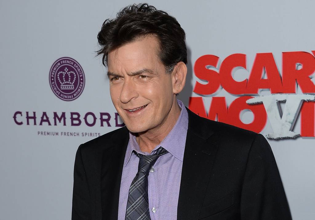 Em documentário, Charlie Sheen é acusado de estuprar ator de 13 anos