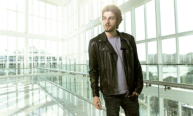 Pronto para o papel de galã, Chay Suede garante: 'Estou solteiraço!'