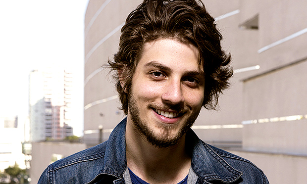 Chay Suede volta à TV em Babilônia