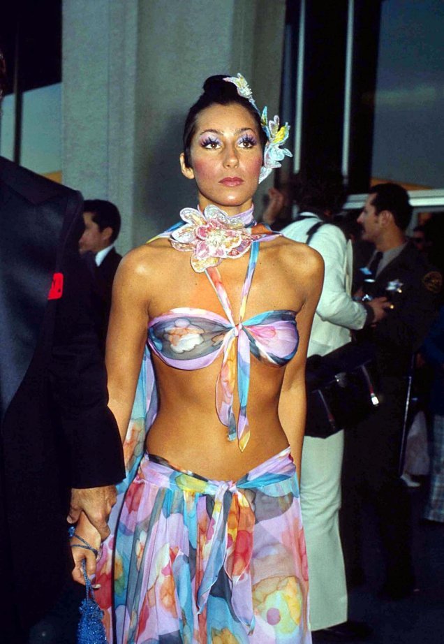 <span>Cher foi o grande destaque da 46ª edição do Oscar. A atriz e cantora optou por cílios cheios, pele corada e um coque alto com detalhes de flor.</span>