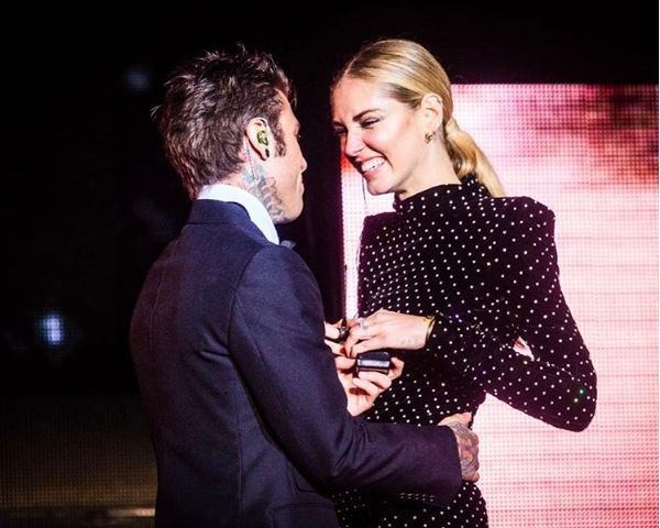 Chiara Ferragni é pedida em casamento no palco do namorado Fedez