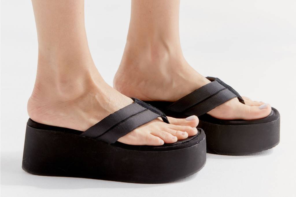 Polêmico, chinelo plataforma hit dos anos 90 está de volta