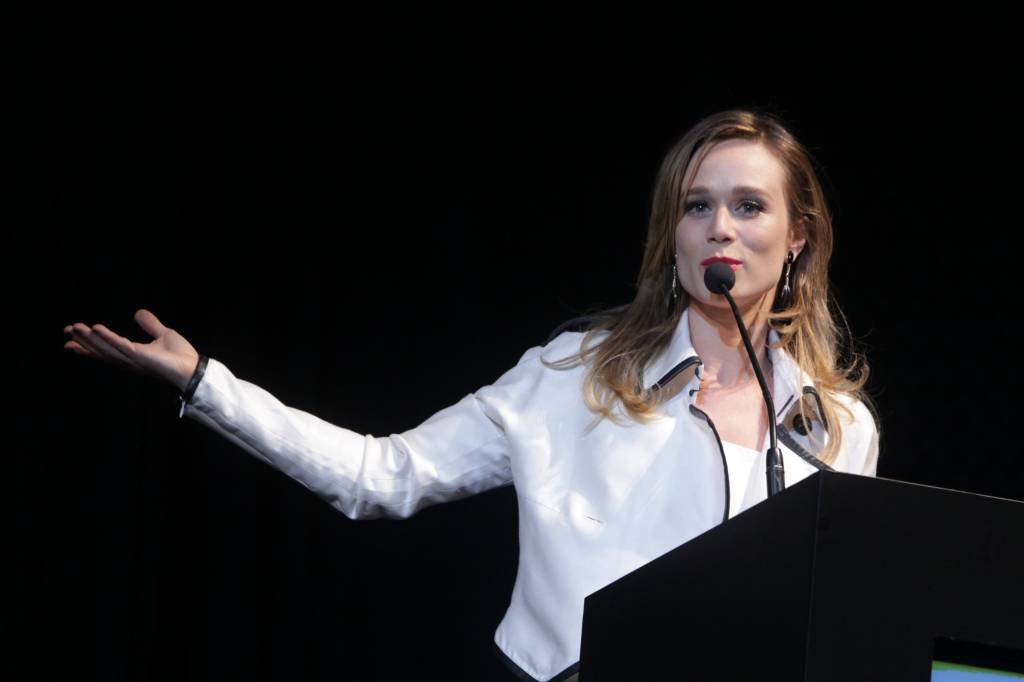 O look de Mariana Ximenes durante a entrega do seu Kikito de melhor atriz