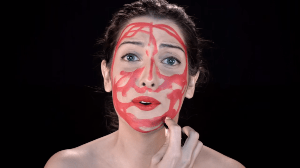 Clarice Falcão lança clipe estrelado por mulheres de comunidade feminista