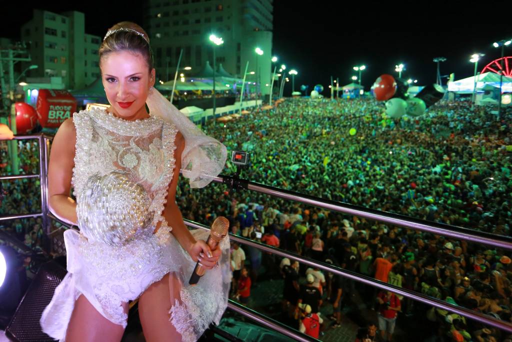 Confira o agito nos trios elétricos de Salvador