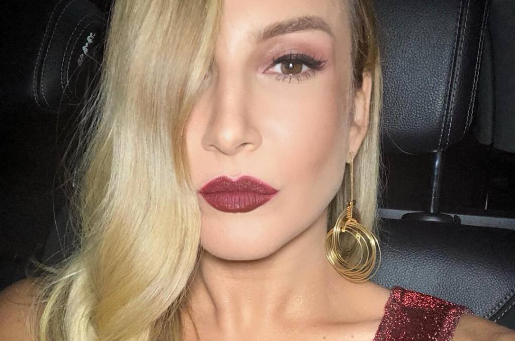 Claudia Leitte mostra rosto da filha na barriga com ultrassom realista