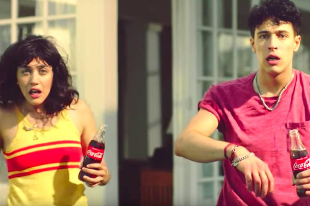 Comercial da Coca-Cola traz irmão e irmã brigando pelo mesmo cara