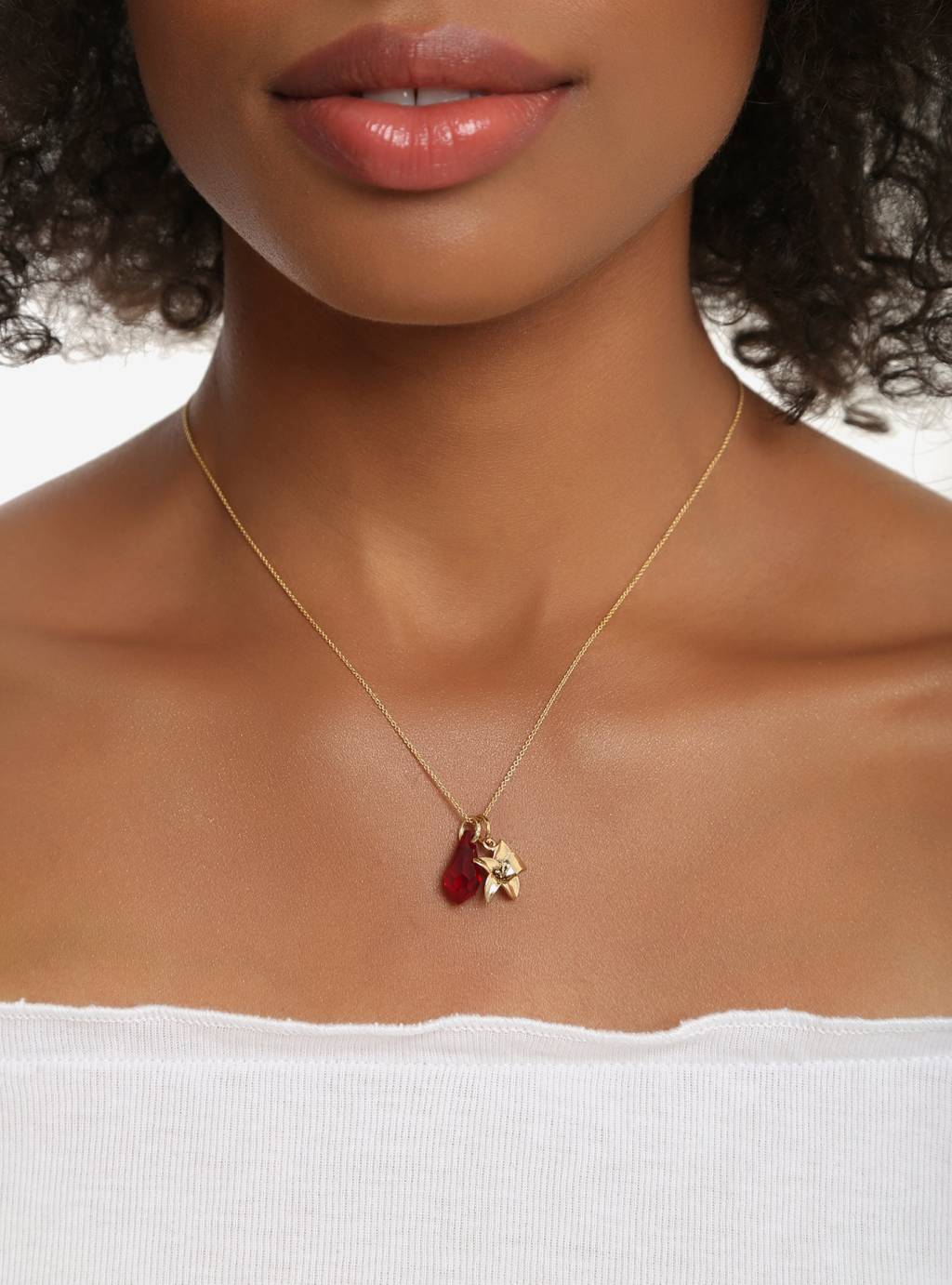 Colar com amuleto vermelho