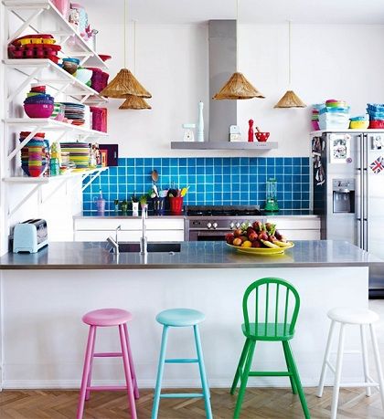 colocar cor em detalhes da decoração da sua casa - cozinha americana