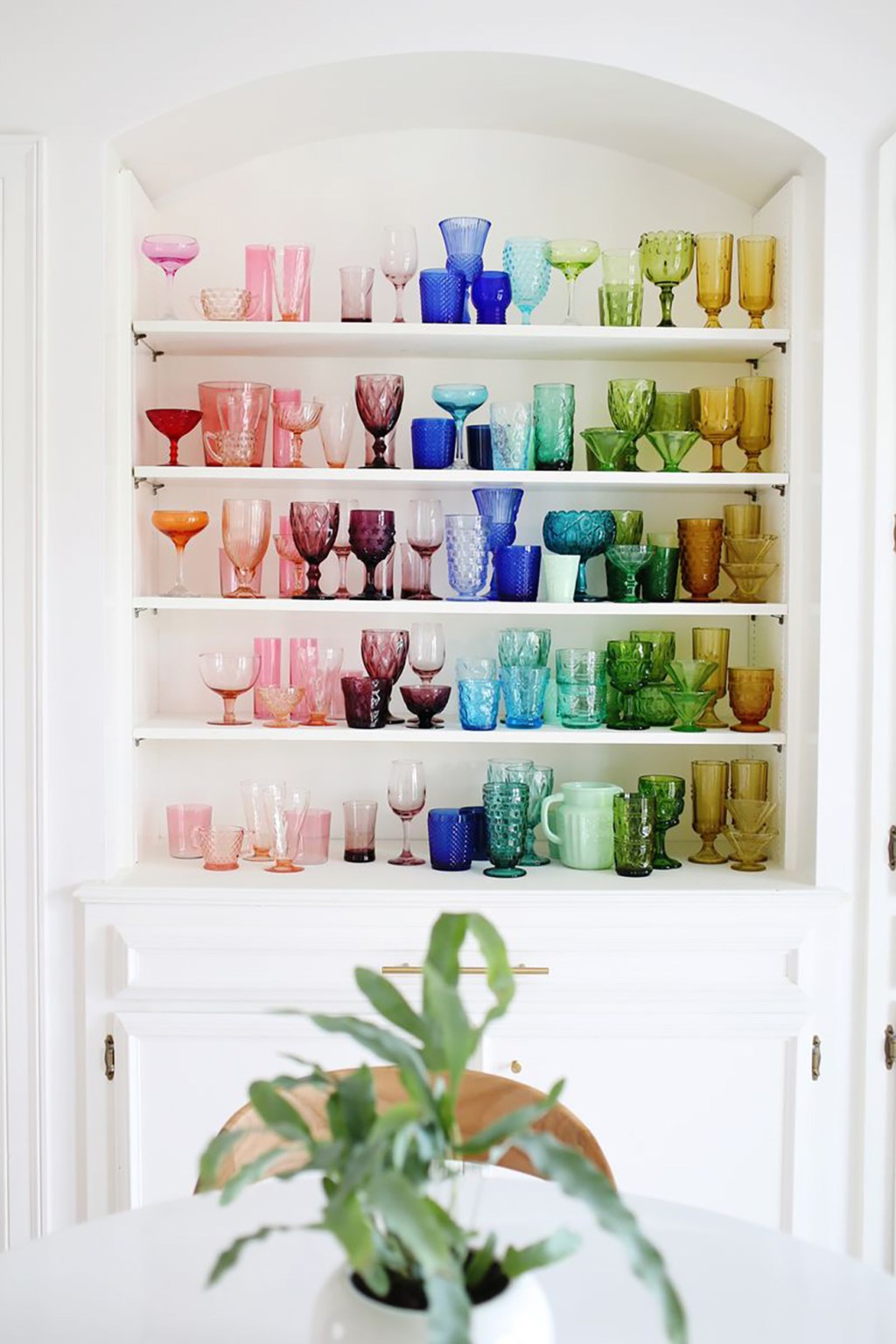 colocar cor em detalhes da decoração da sua casa - copos e taças