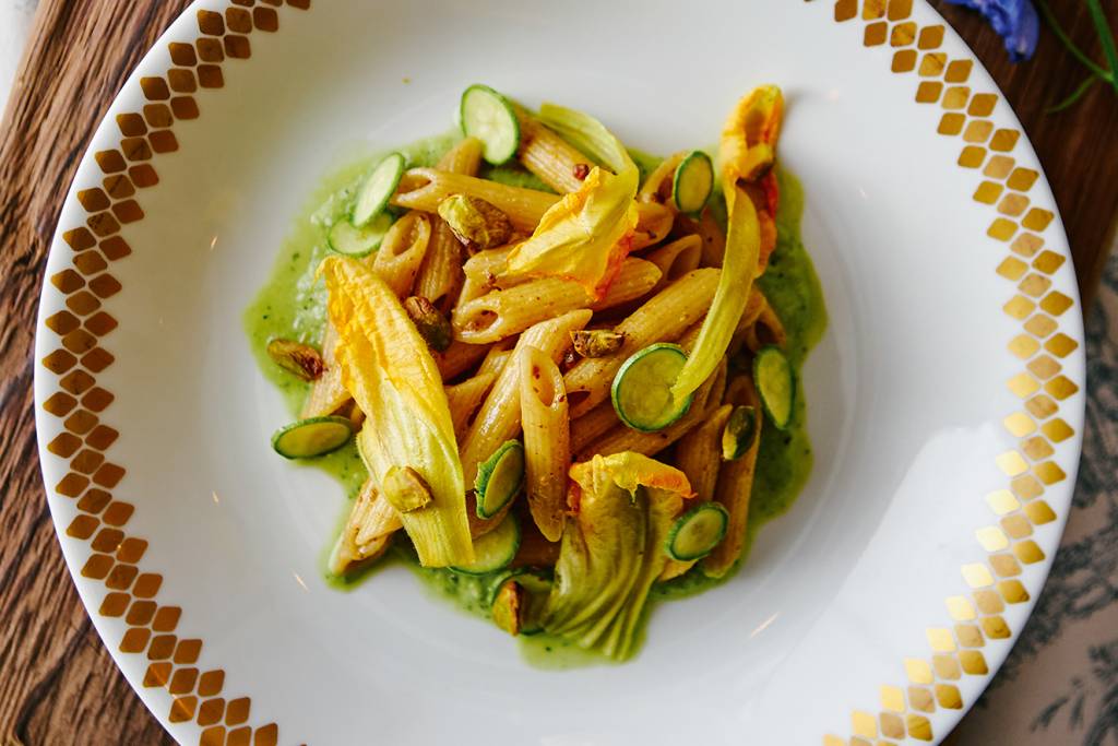 Penne integral com molho de abobrinha e pistache