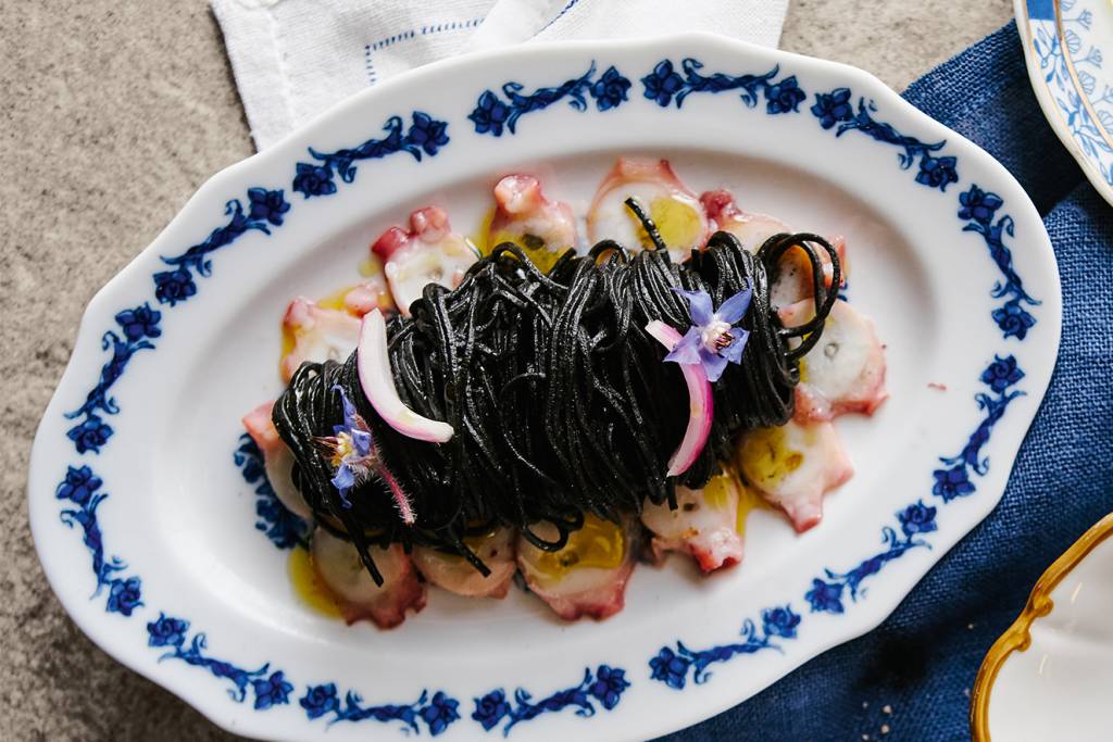 espaguete nero com carpaccio de polvo e picles de cebola roxa Prato