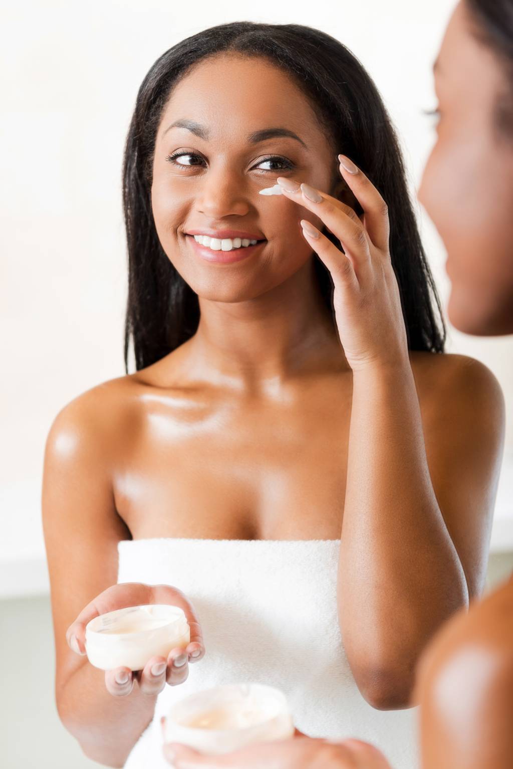 Como impedir ou minimizar as rugas ao redor dos olhos Keeping her skin fresh and smooth.