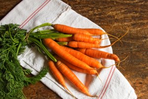 Como usar as folhas das cenouras em receitas
