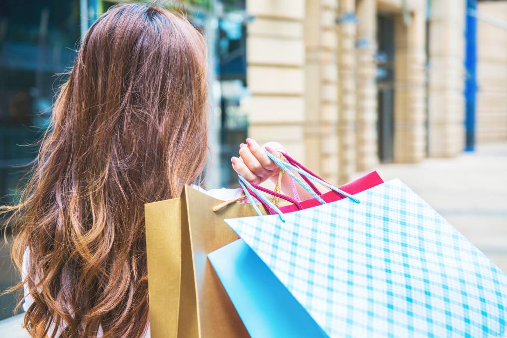 Mulher com sacolas de compras