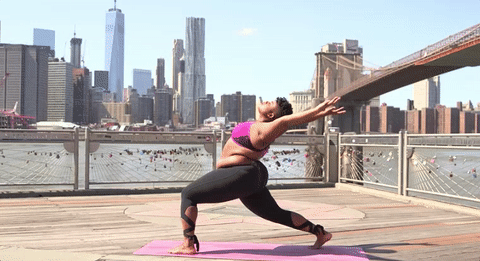 mulher-negra-plus-size-yoga