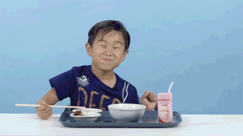 menino-comendo-feliz