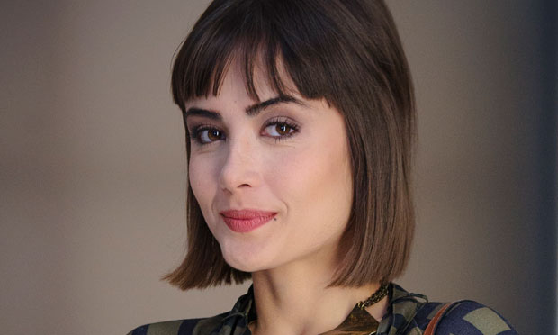 Maria Casadevall responde críticas sobre ter feito topless no pré-Carnaval