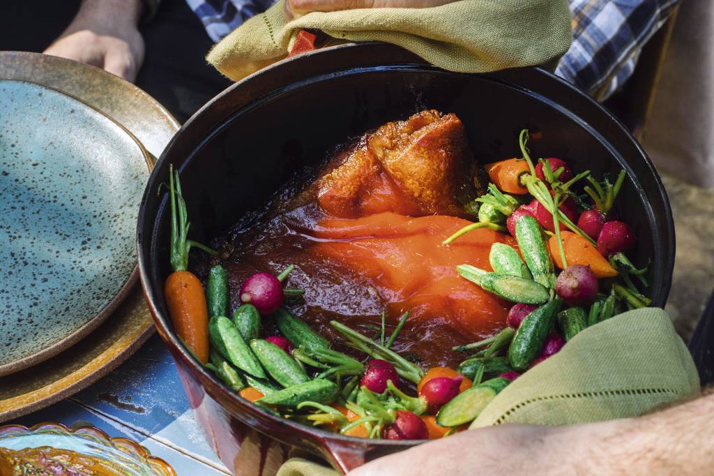 Costela de porco com mel, maçã e legumes