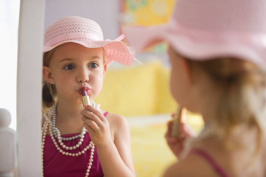 O limite entre brincadeira e exagero: crianças podem usar maquiagem?