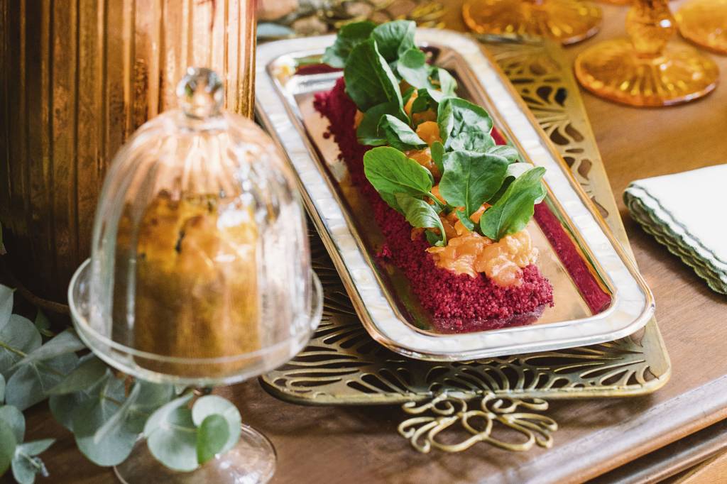 Cuscuz de beterraba com tartar de salmão