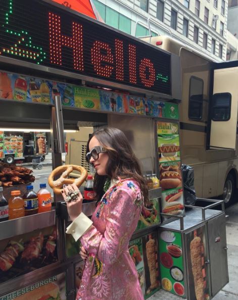 Um pretzel para acompanhar um trench coat? Sim! Um pretzel para acompanhar um trench coat? Sim!