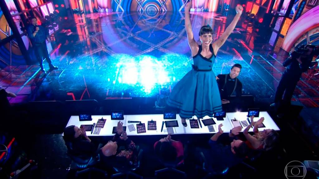 Atriz ousa no ‘Dança dos Famosos’ e sobe na mesa dos jurados