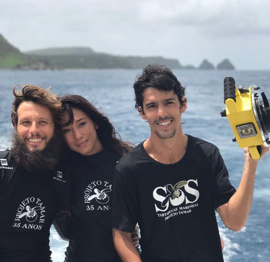 Dani Suzuki com Yuri Sardenberg e o biólogo Felipe no Projeto Tamar Dani Suzuki com Yuri Sardenberg e o biólogo Felipe no Projeto Tamar